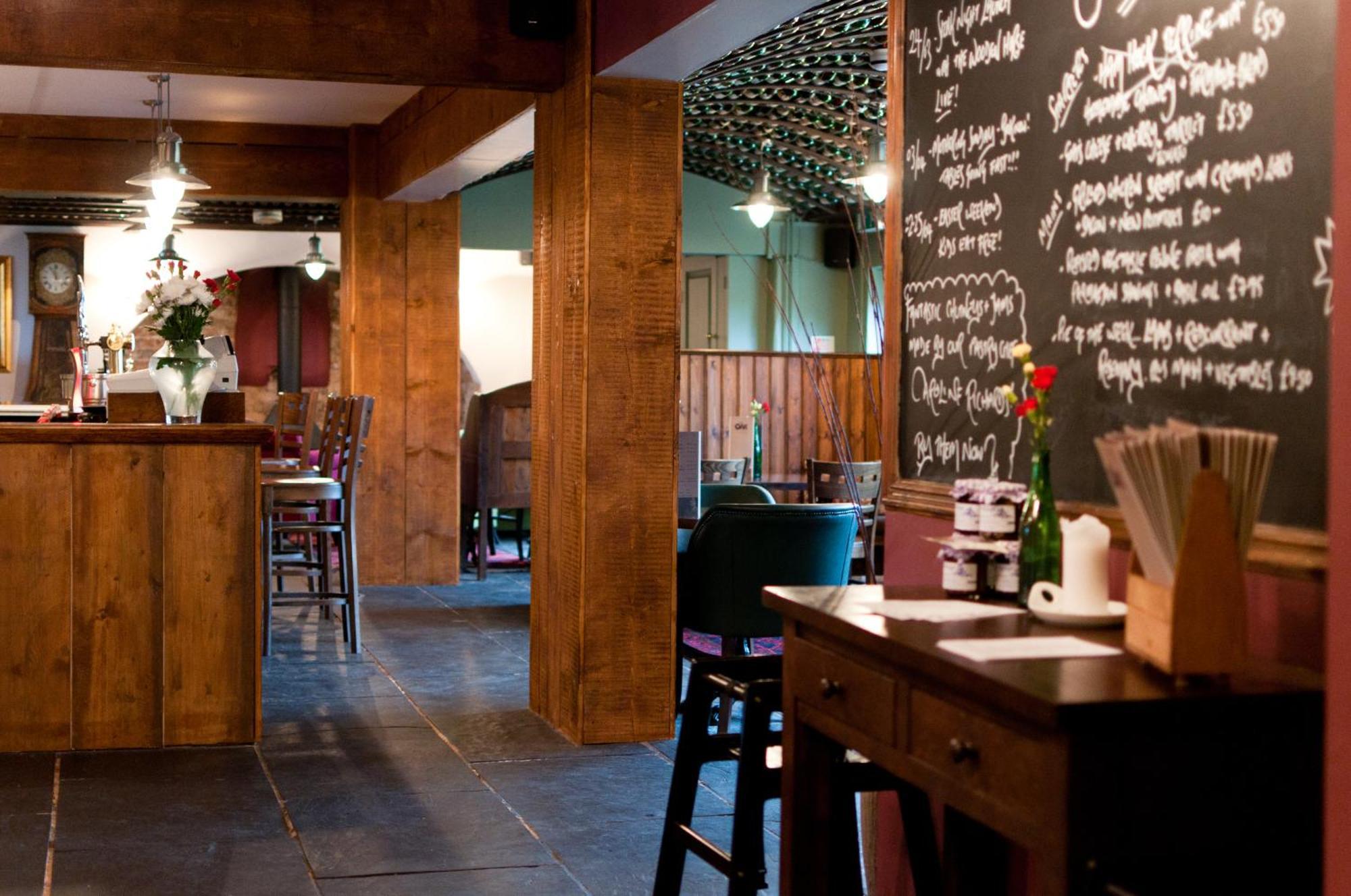 Oak Inn Upton Snodsbury Exterior photo